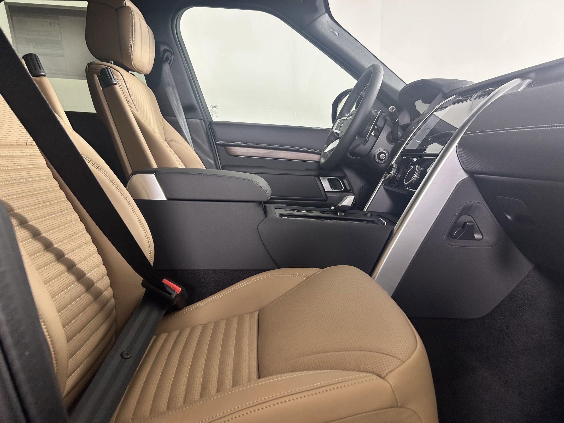 New 2025 Land Rover Discovery Dynamic SE image 19