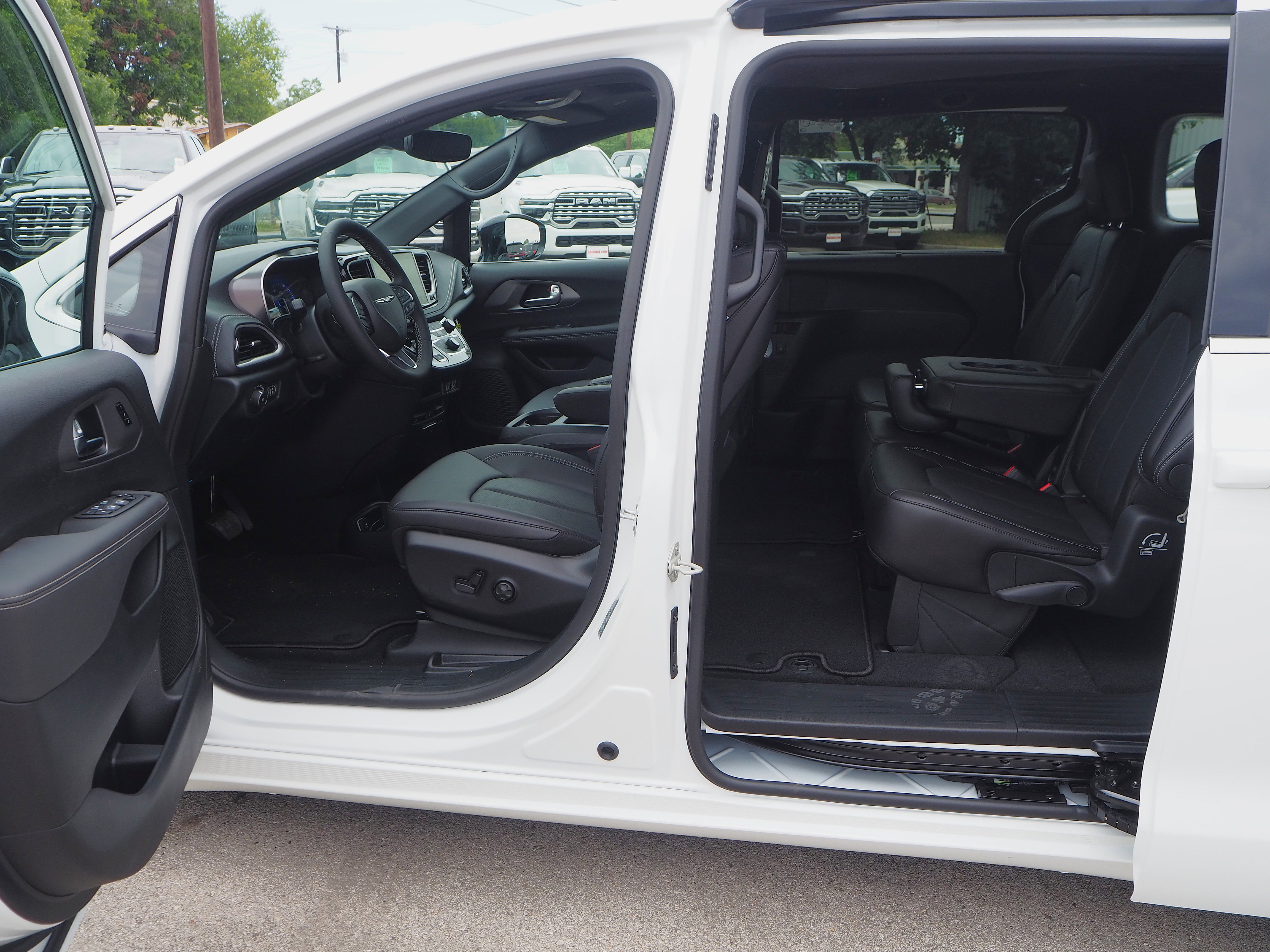 New 2025 Chrysler Pacifica Select w/ Uconnect Theater Family Group FWD image 13