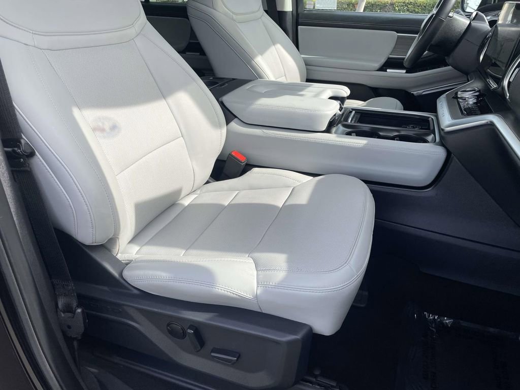 Certified 2025 Ford Expedition Platinum image 33