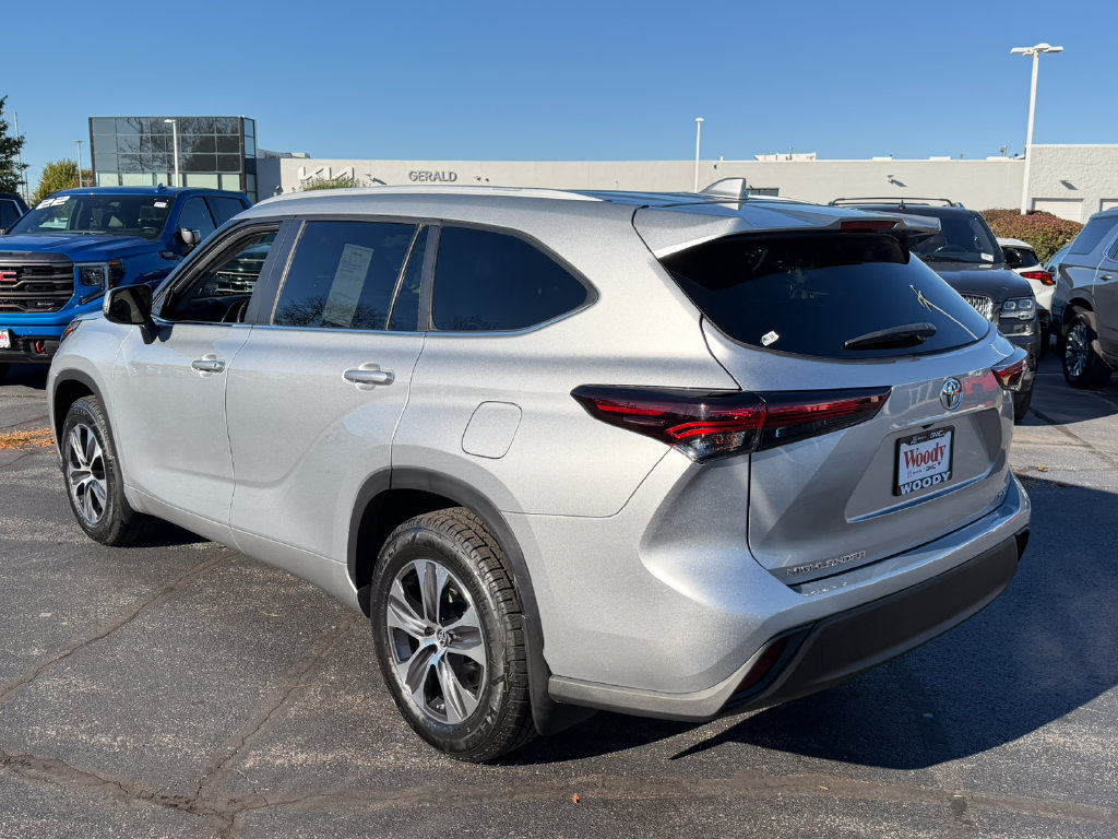 Used 2024 Toyota Highlander XLE FWD image 8