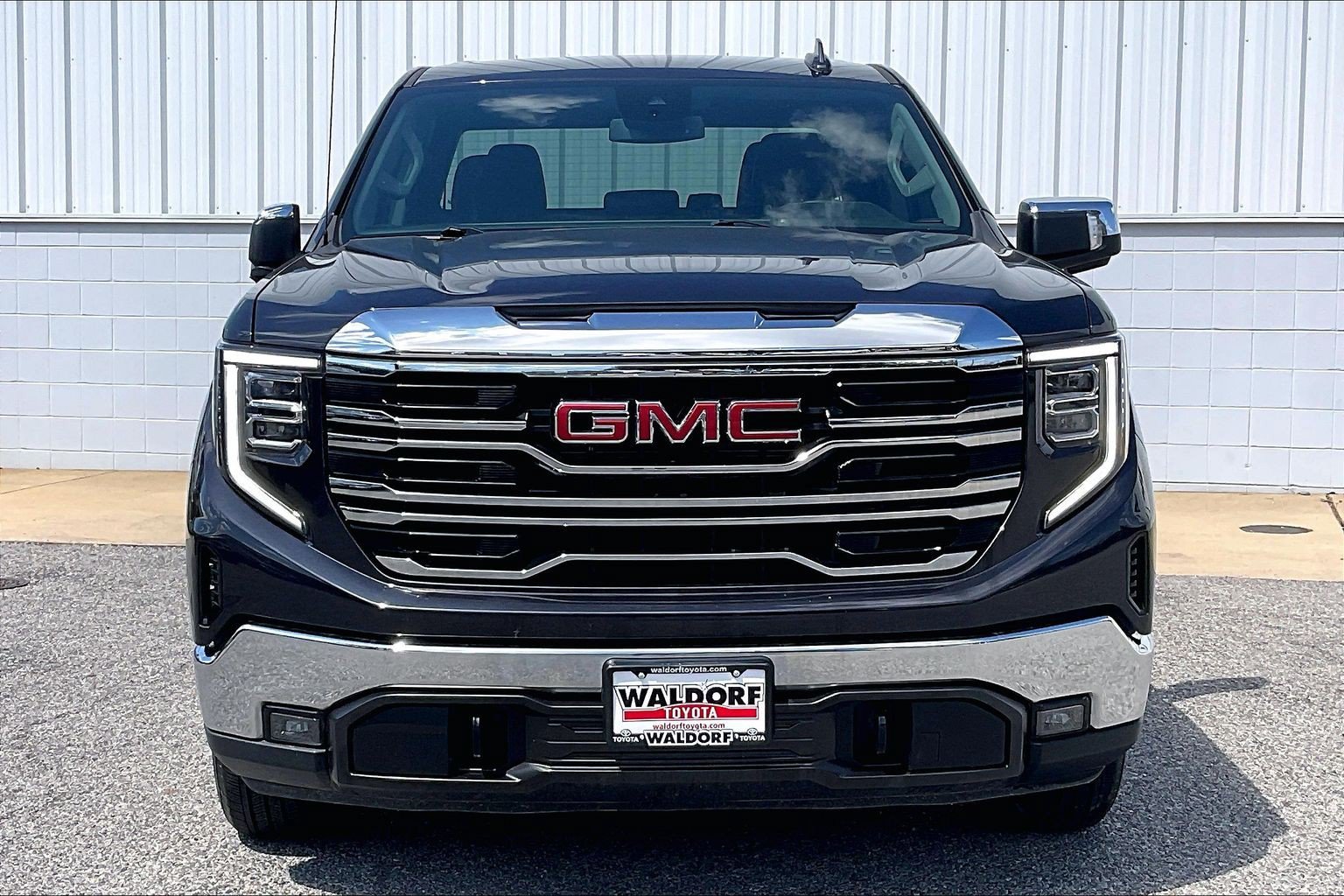 Used 2025 GMC Sierra 1500 SLT AWD/4WD image 3