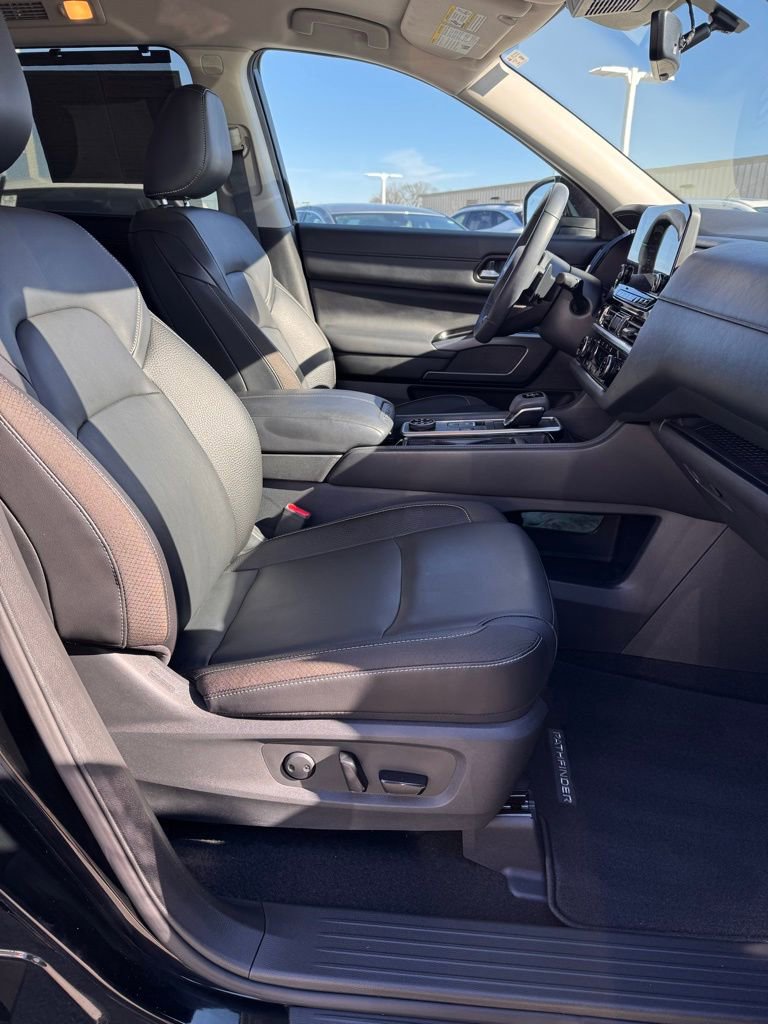 Used 2025 Nissan Pathfinder SL image 12
