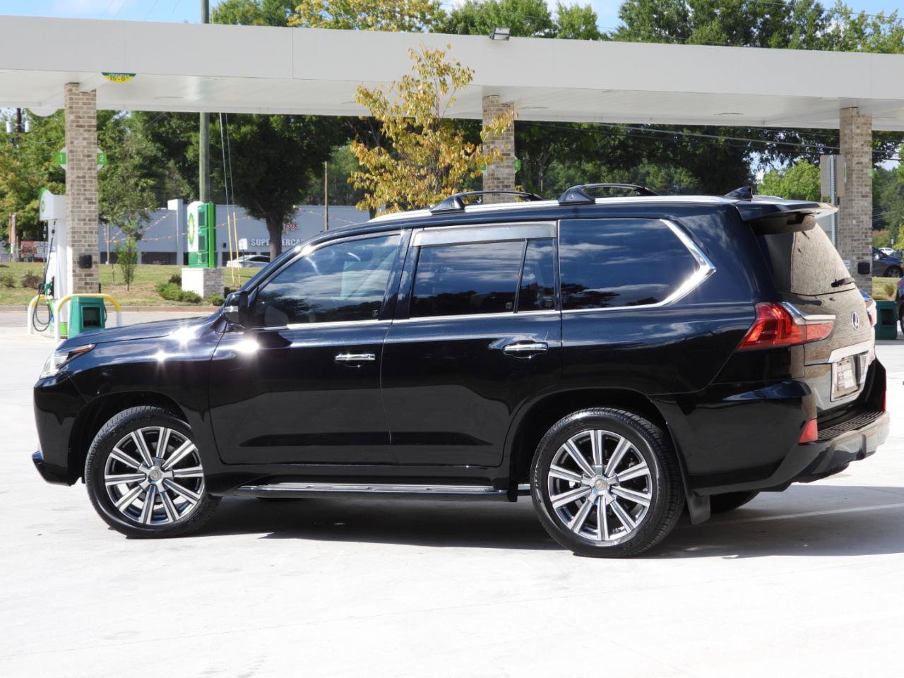 Used 2016 Lexus LX 570 4WD w/ 3rd Row & Luxury Pkg image 22