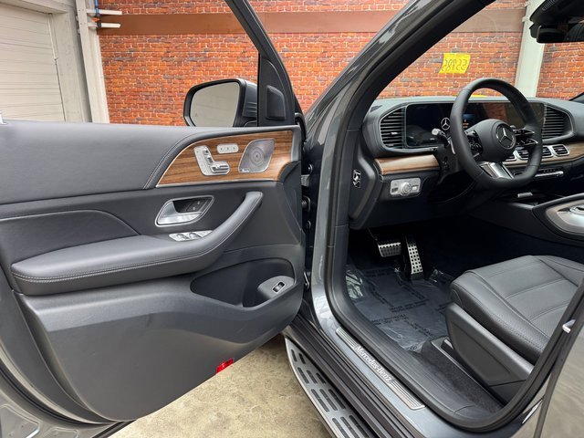 New 2025 Mercedes-Benz GLS 580 4MATIC image 9
