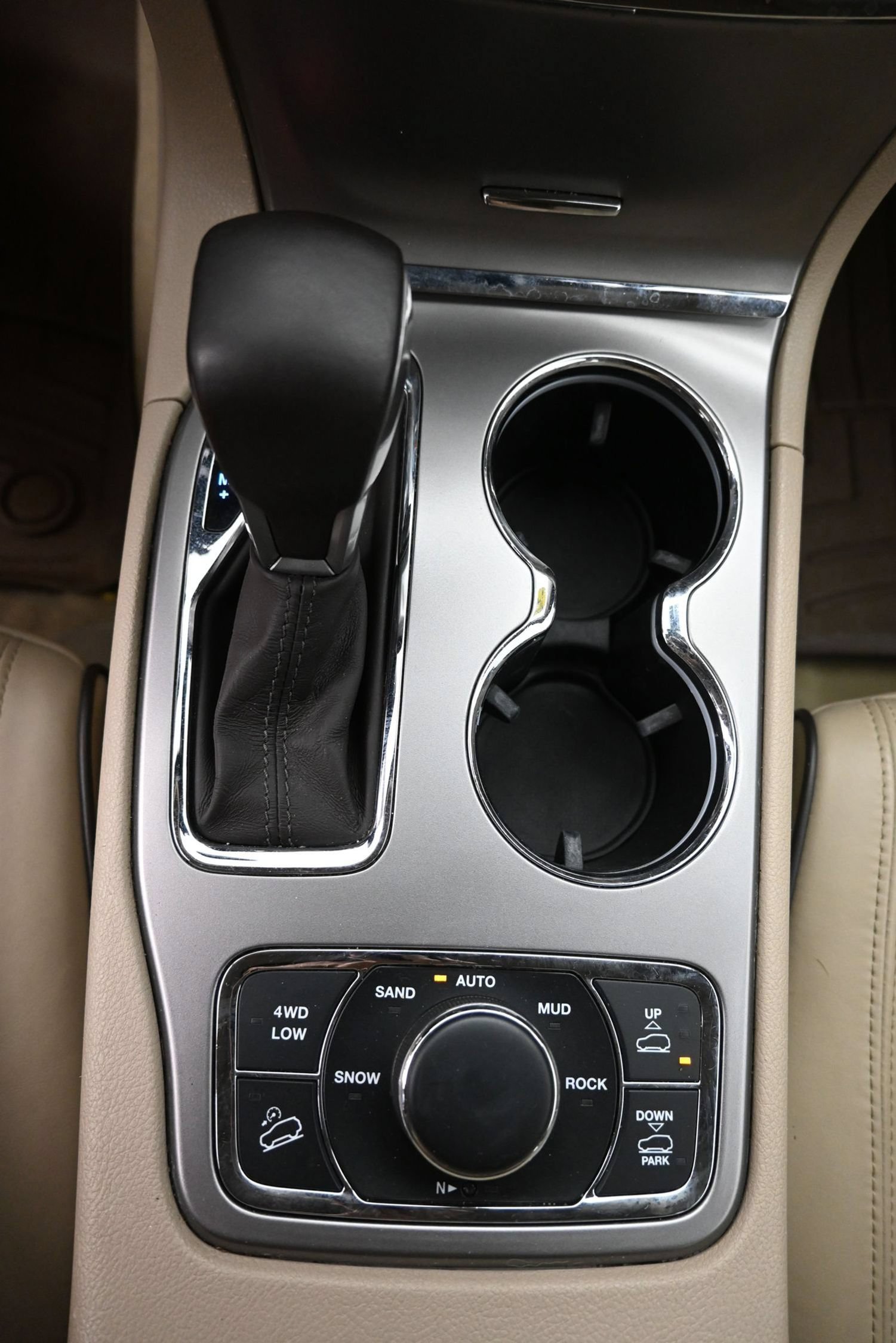 Used 2020 Jeep Grand Cherokee Overland AWD/4WD image 19