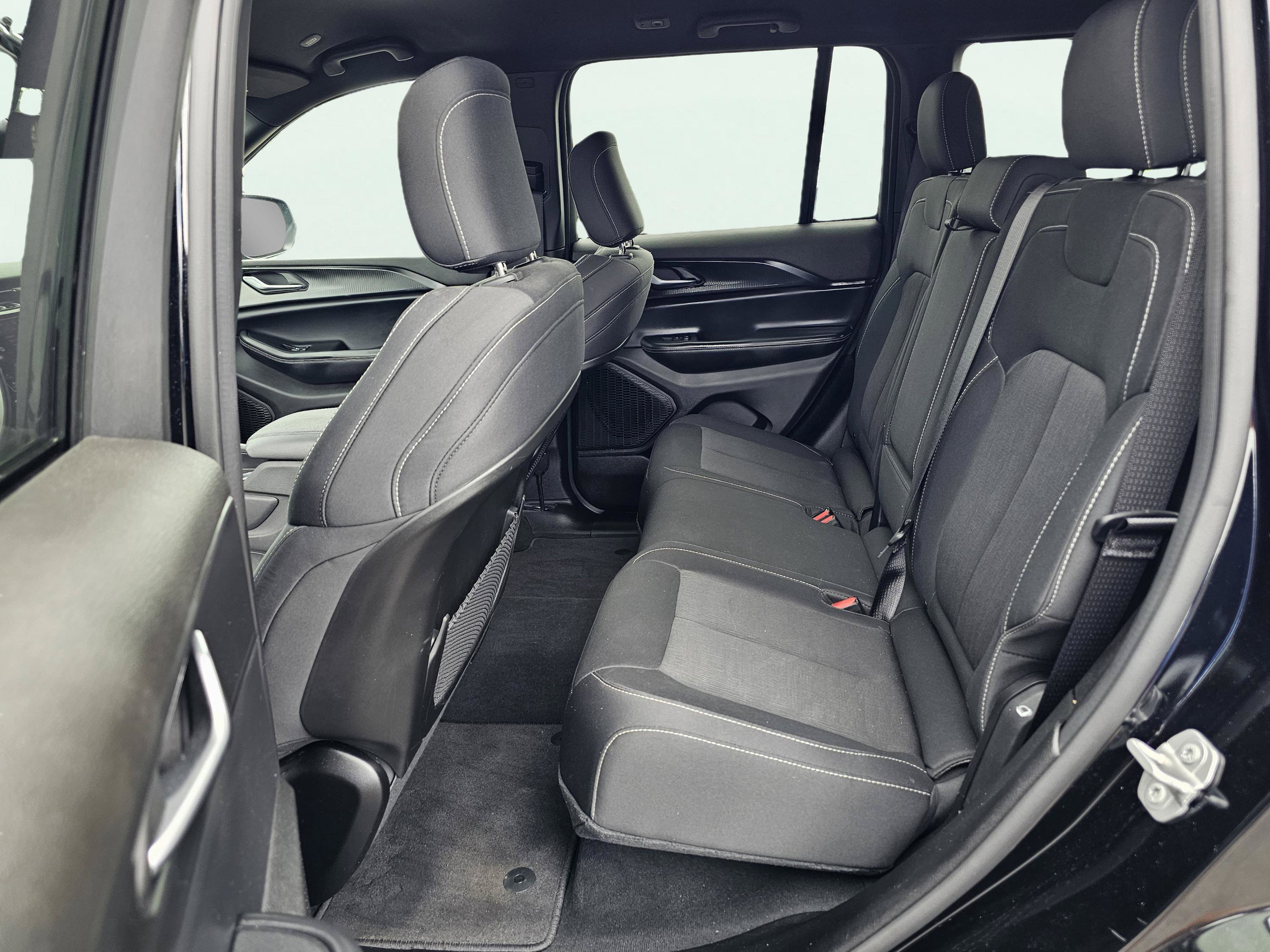 Used 2024 Jeep Grand Cherokee Laredo RWD image 31
