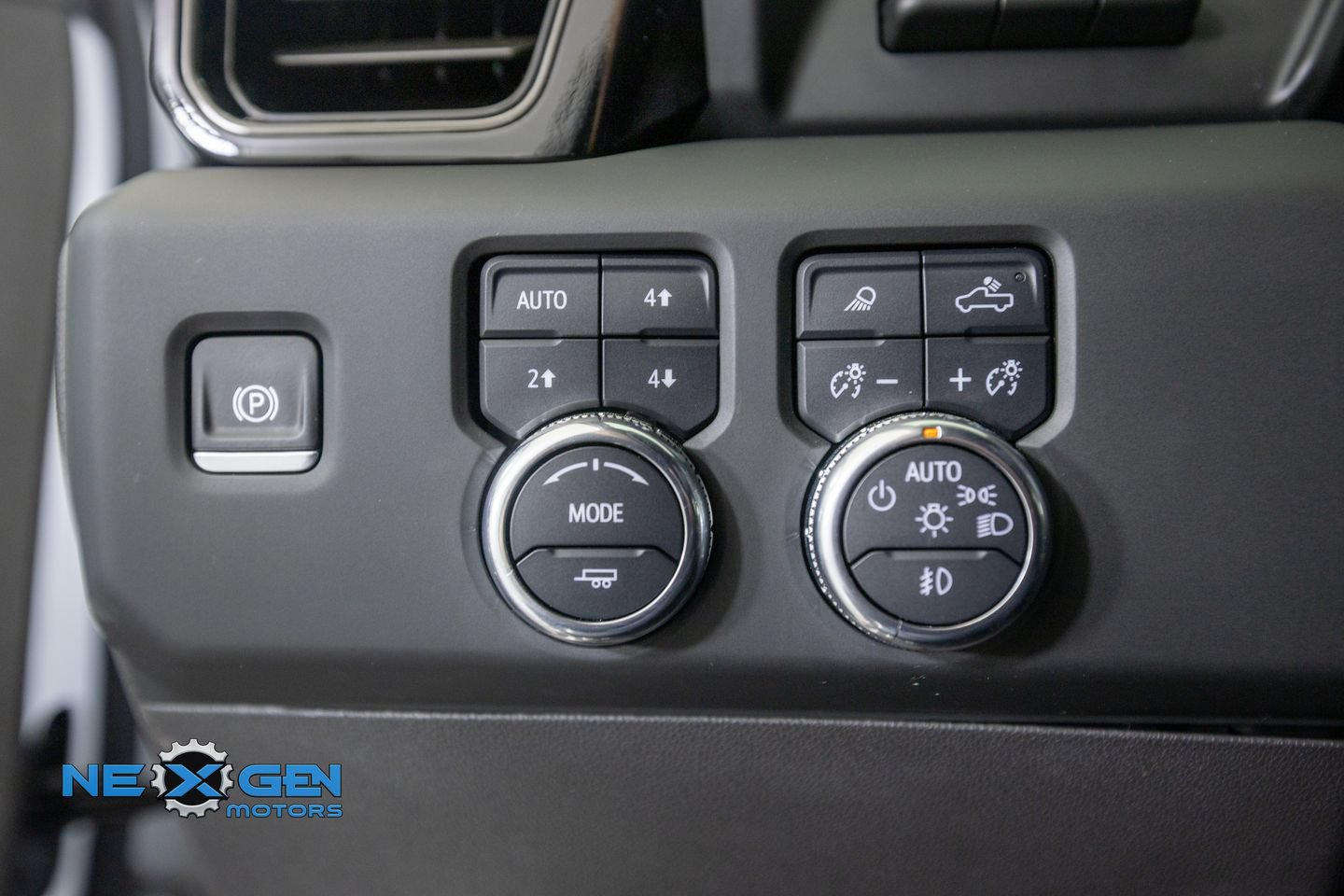 Used 2024 GMC Sierra 1500 AT4 w/ Technology Package AWD/4WD image 16