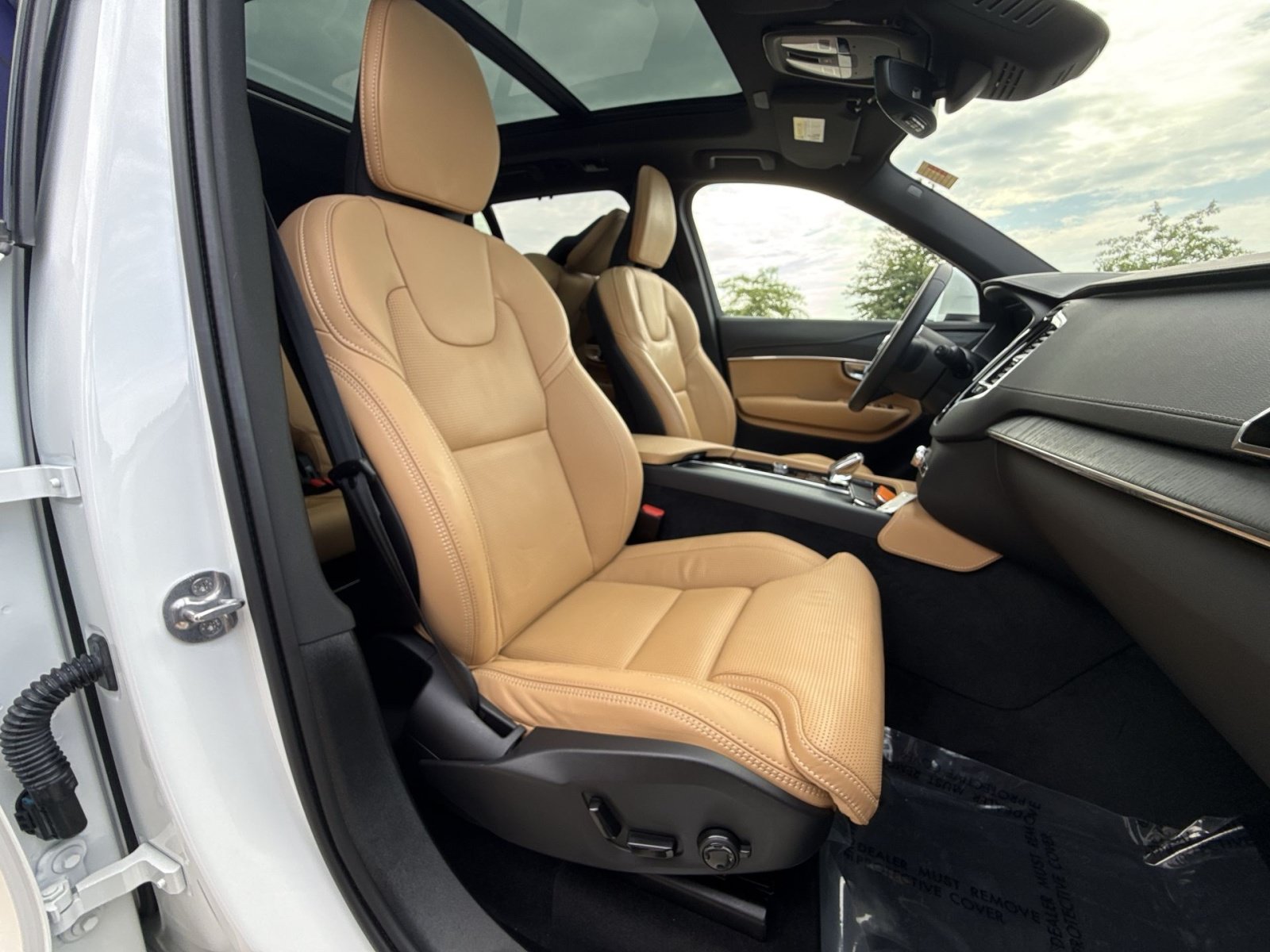 Certified 2024 Volvo XC90 B6 Ultimate w/ Protection Package Premier AWD/4WD image 28
