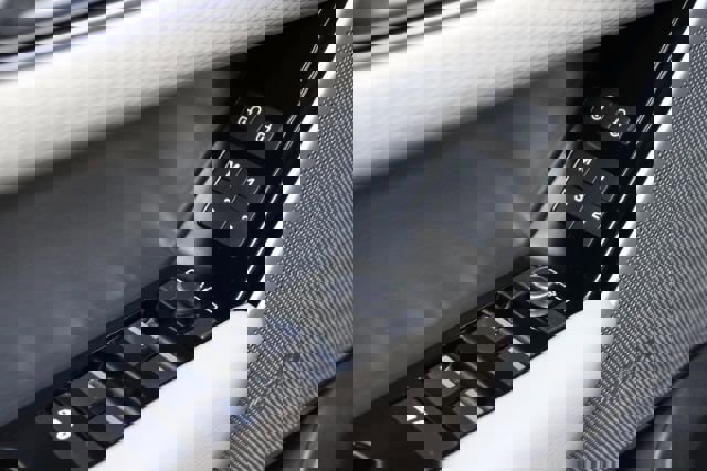 Used 2019 Land Rover Range Rover Velar R-Dynamic SE image 12