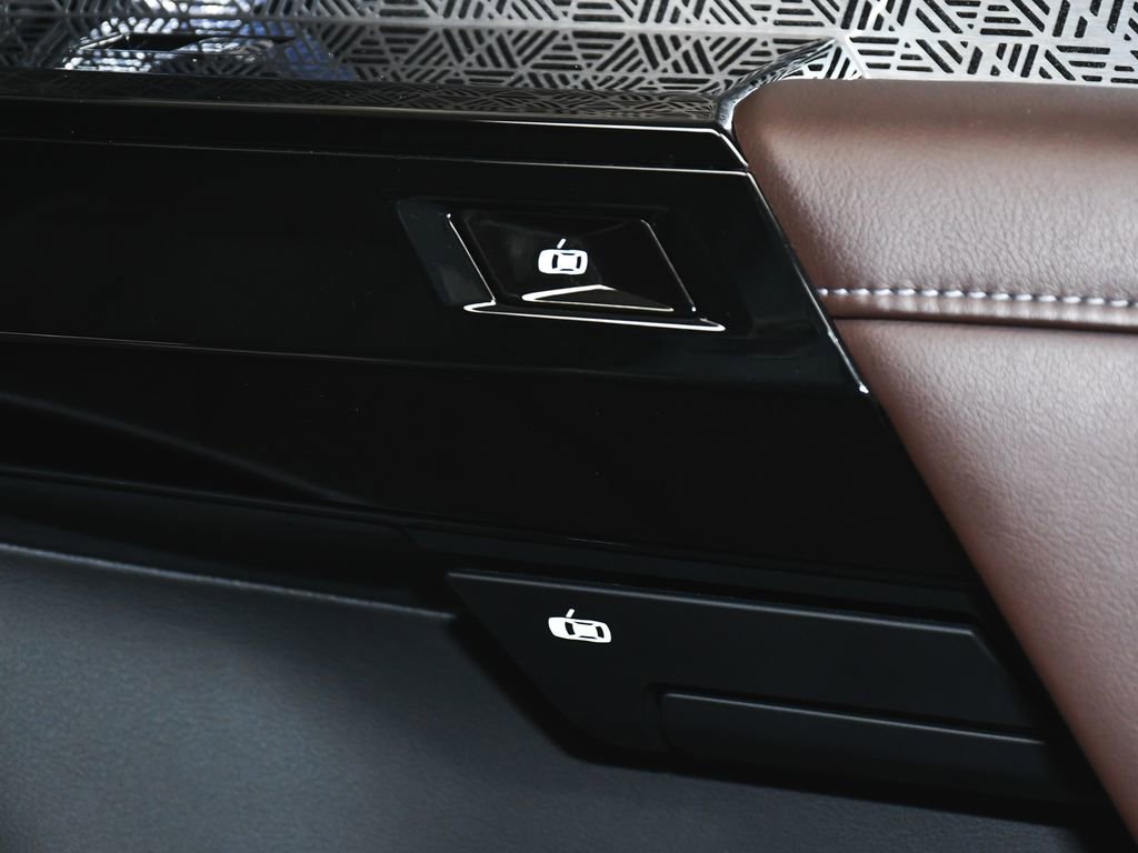 Used 2024 BMW i7 xDrive60 image 24