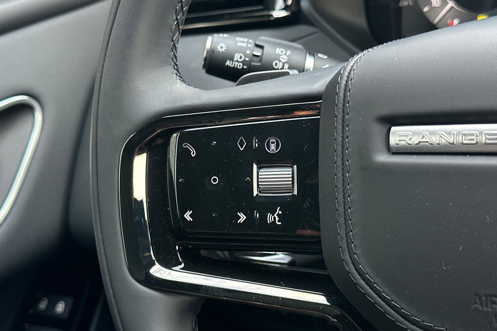 New 2026 Land Rover Range Rover Velar Dynamic SE image 28