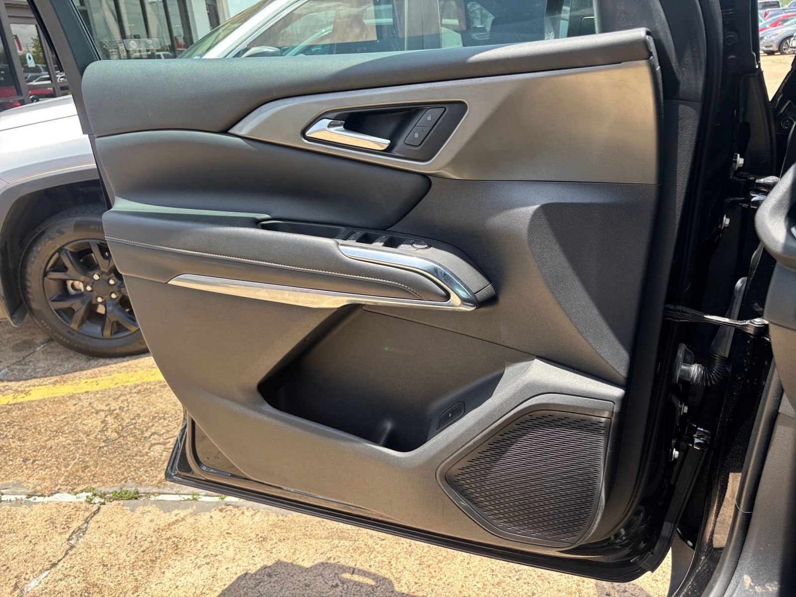 Used 2025 Chevrolet Traverse LT FWD image 18