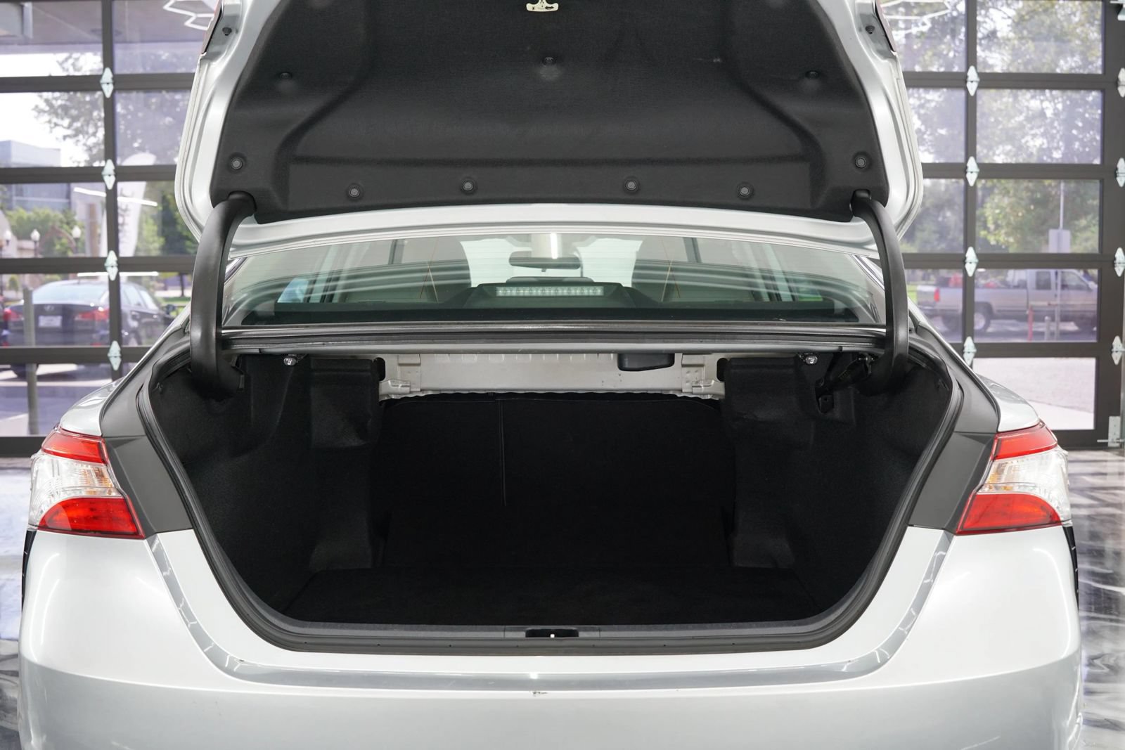 Used 2020 Toyota Camry SE FWD image 10