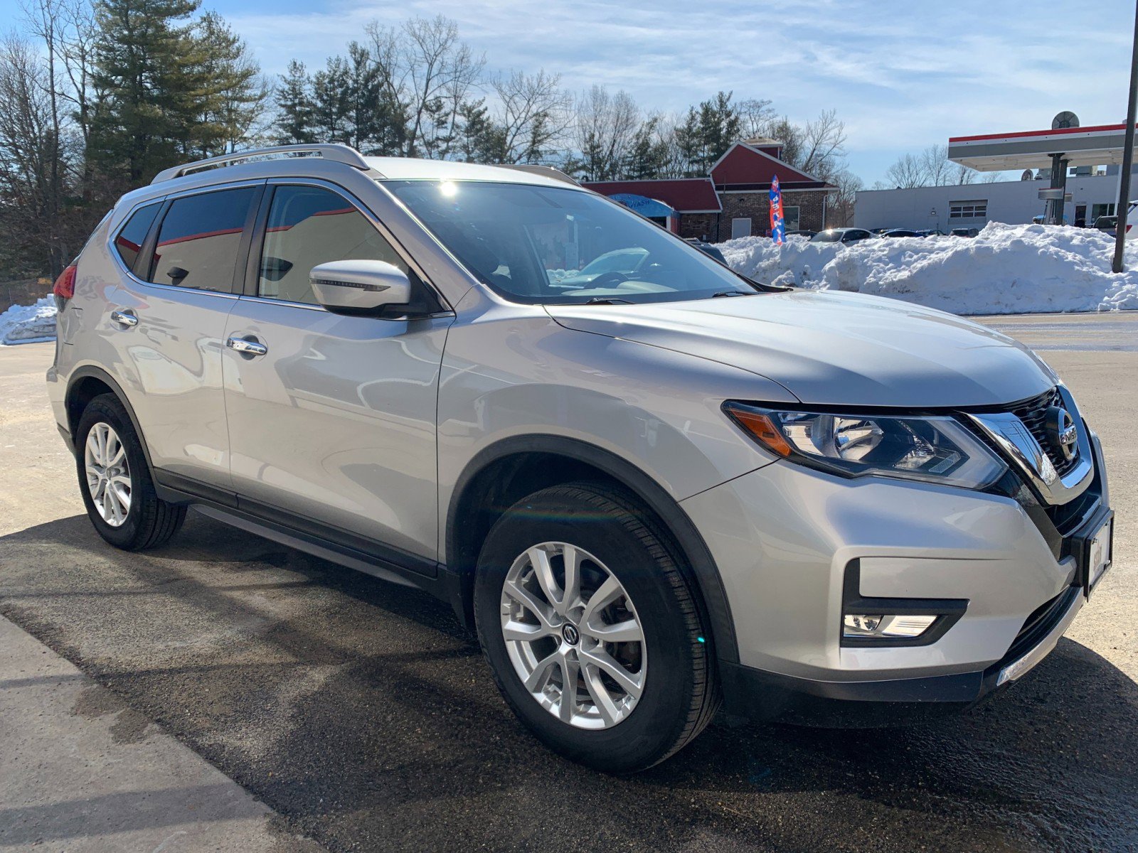 Used 2017 Nissan Rogue SV image 3