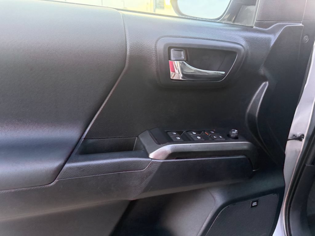 Used 2019 Toyota Tacoma TRD Sport w/ TRD Premium Sport Package AWD/4WD image 5