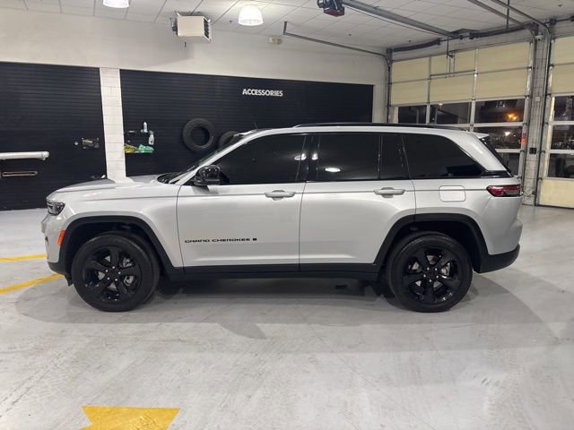Used 2024 Jeep Grand Cherokee Altitude AWD/4WD image 5