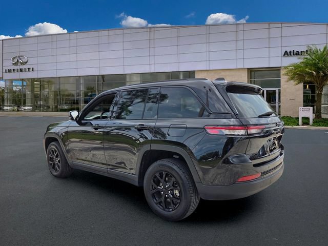 Used 2025 Jeep Grand Cherokee Altitude AWD/4WD image 3