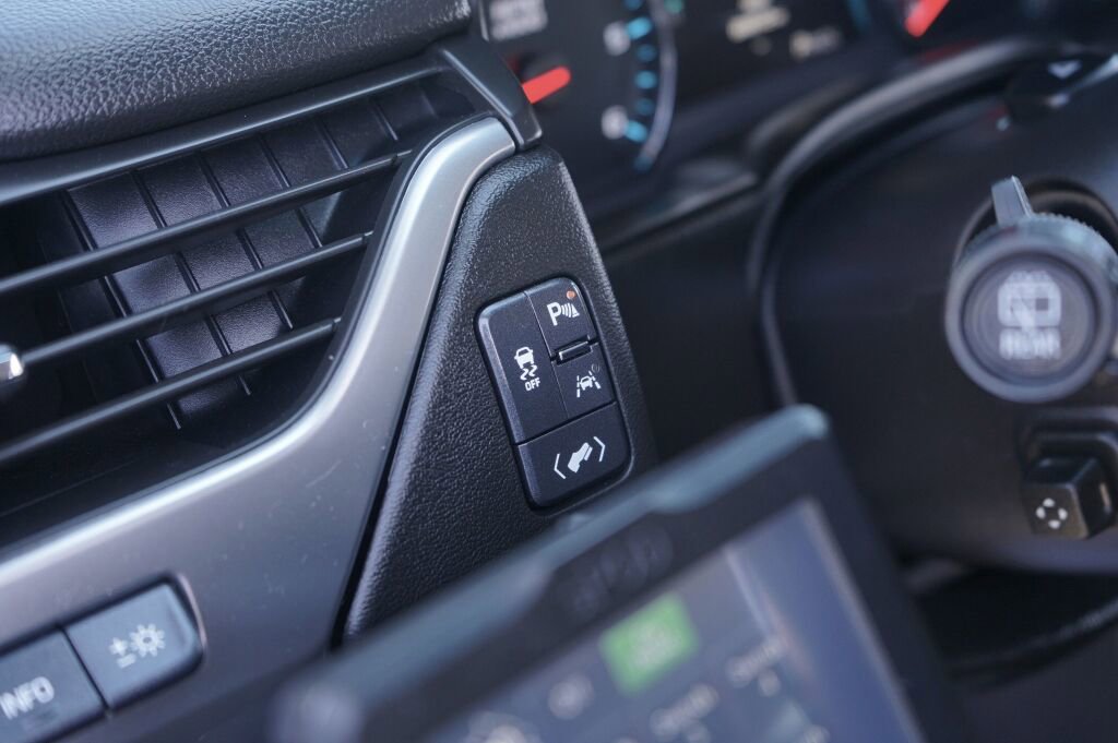 Used 2018 Chevrolet Suburban Premier AWD/4WD image 16