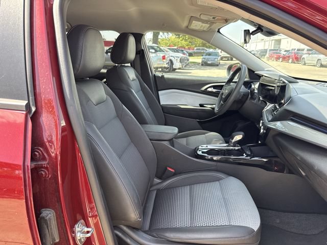 Used 2025 Chevrolet Trax LT FWD image 29