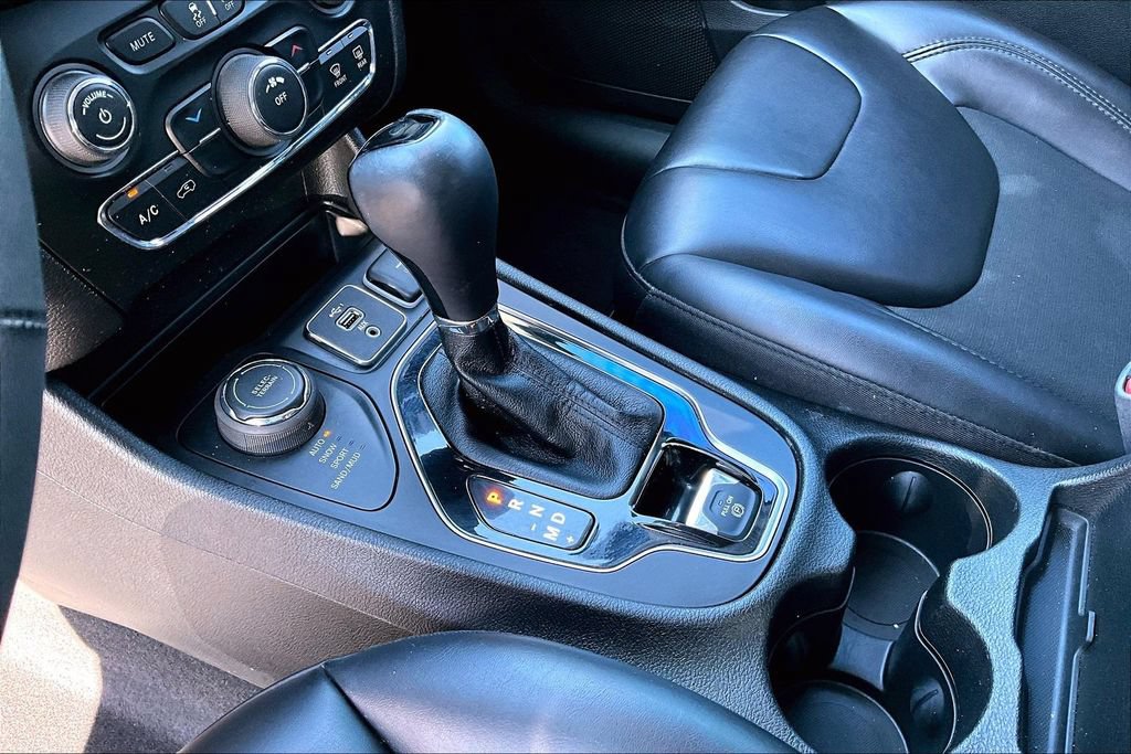 Used 2021 Jeep Cherokee Latitude Plus AWD/4WD image 14
