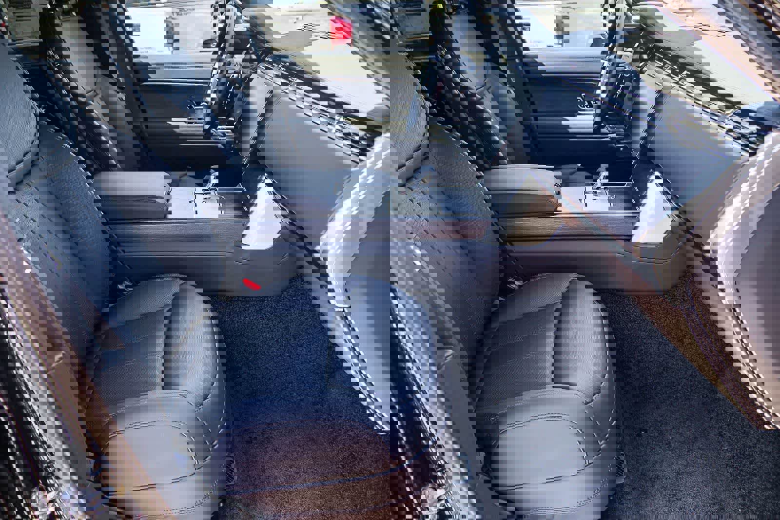 New 2026 Land Rover Range Rover Long Wheelbase SE image 17