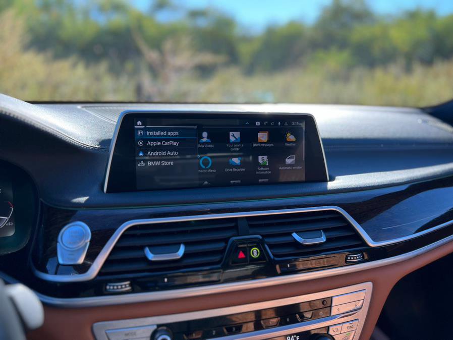 Used 2022 BMW 750i xDrive w/ M Sport Package image 28