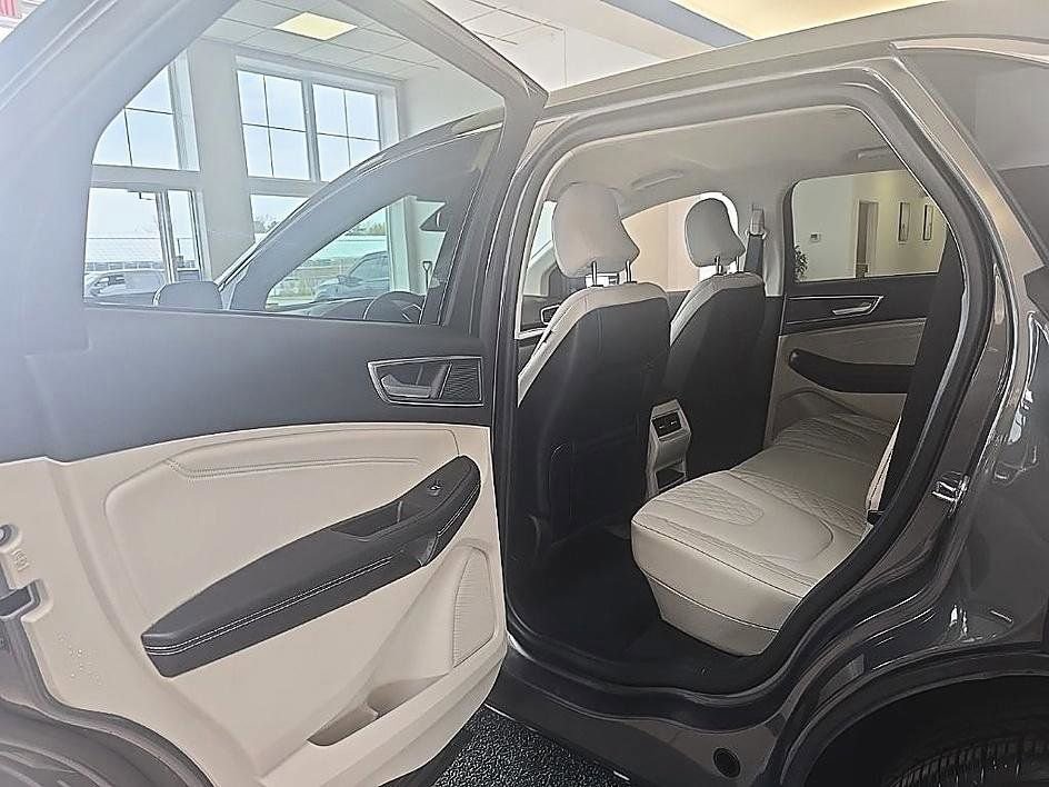 Used 2023 Ford Edge Titanium image 27
