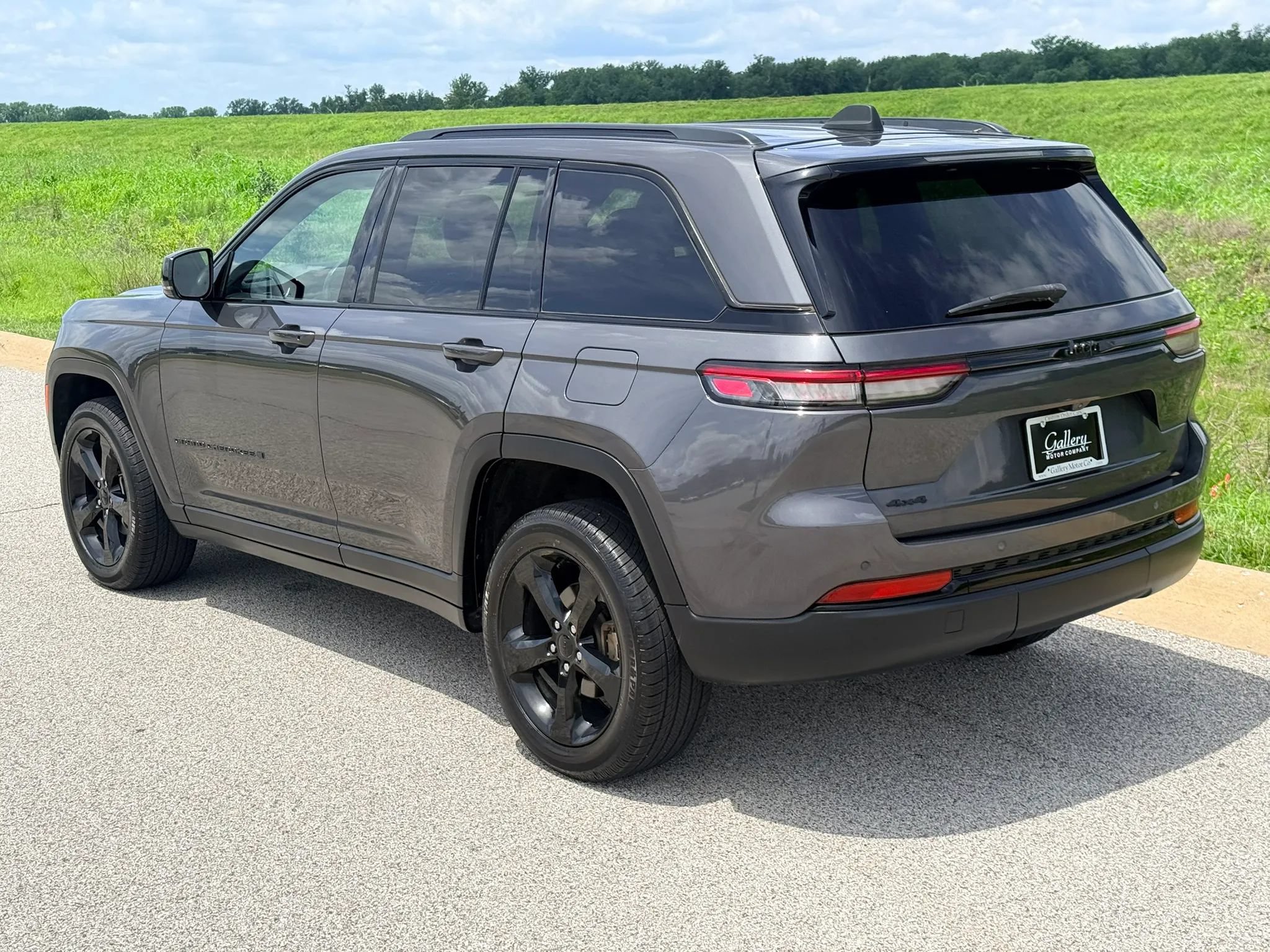 Used 2023 Jeep Grand Cherokee Altitude AWD/4WD image 17