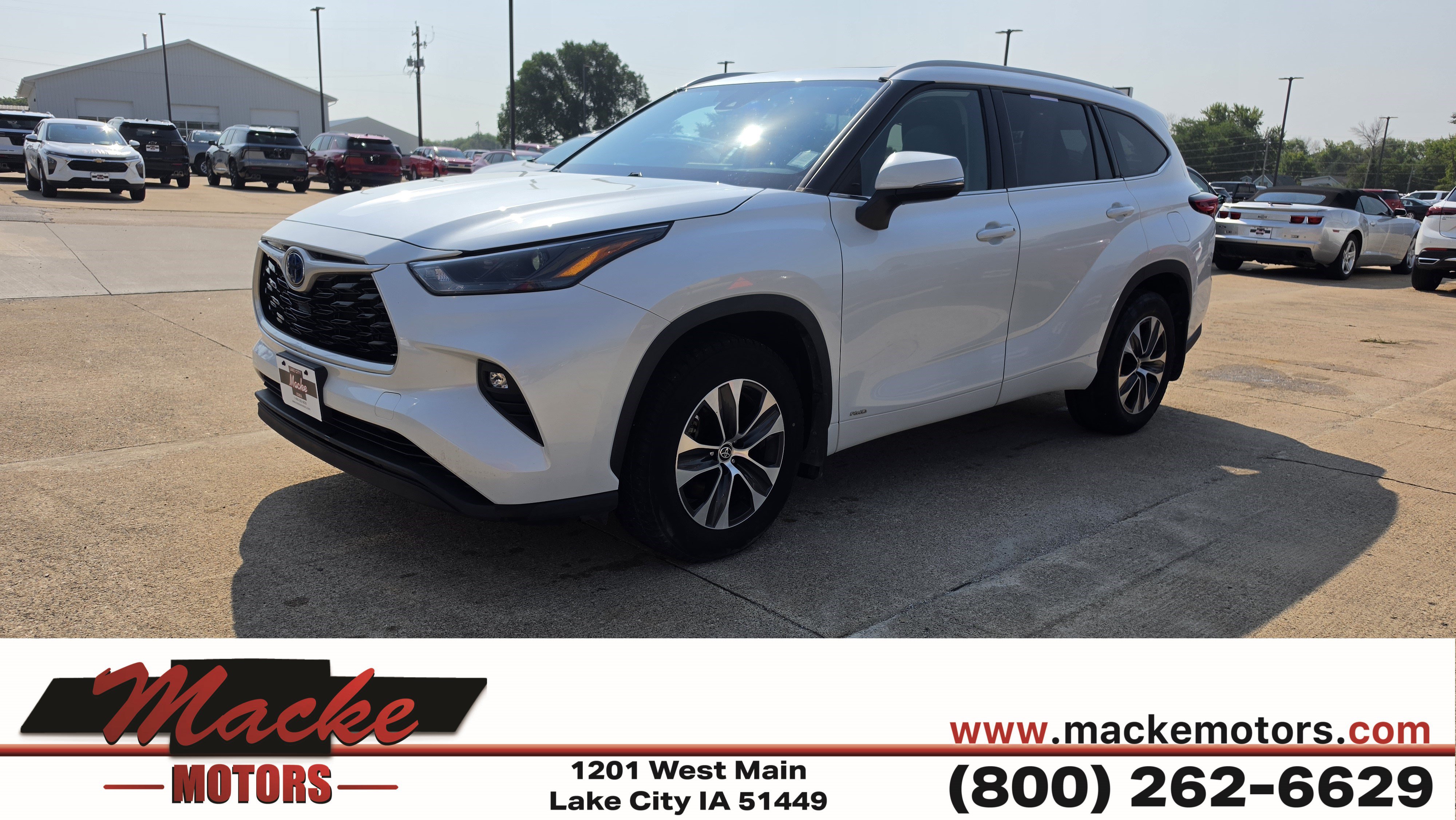 Used 2022 Toyota Highlander XLE AWD/4WD image 1