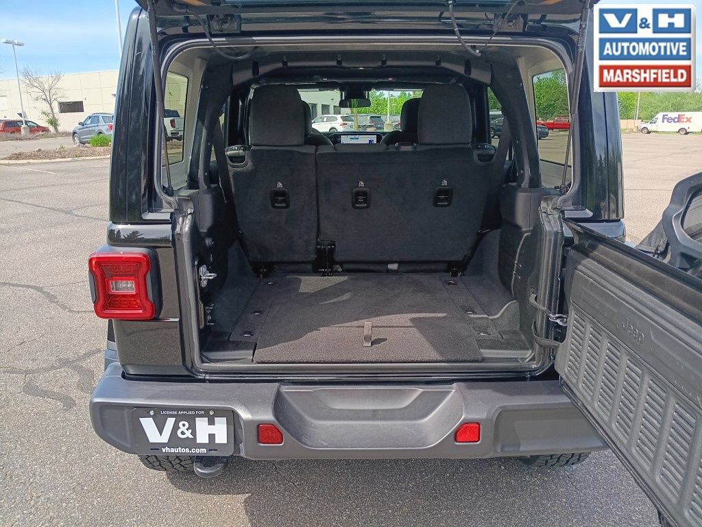 Used 2025 Jeep Wrangler Unlimited Sahara AWD/4WD image 26