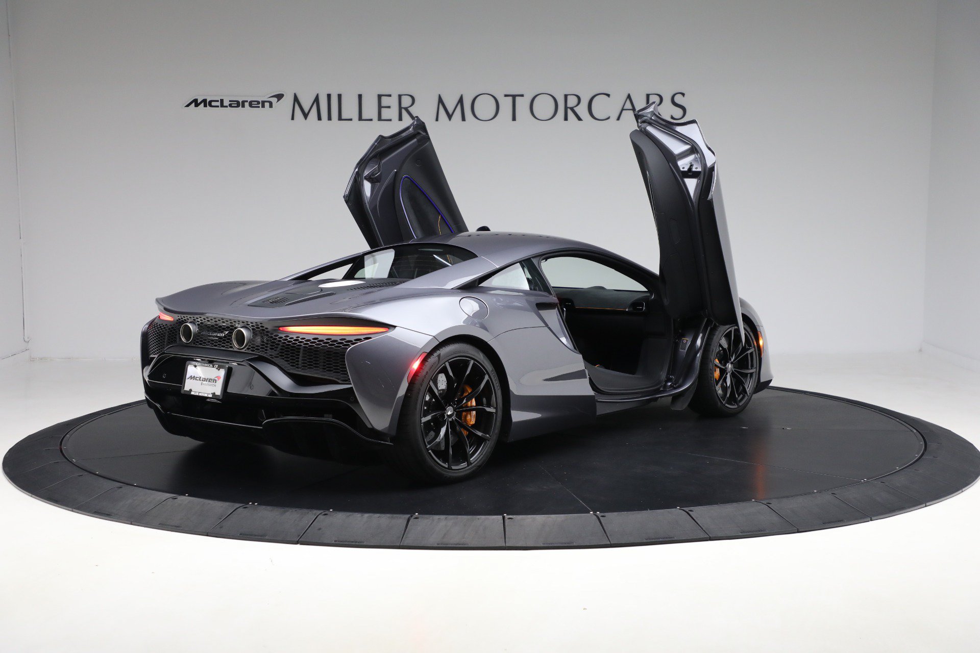 Used 2024 McLaren Artura RWD image 18