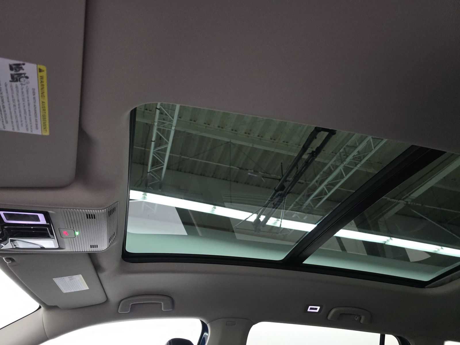 Used 2025 Volkswagen Atlas SE w/ Panoramic Sunroof Package FWD image 19