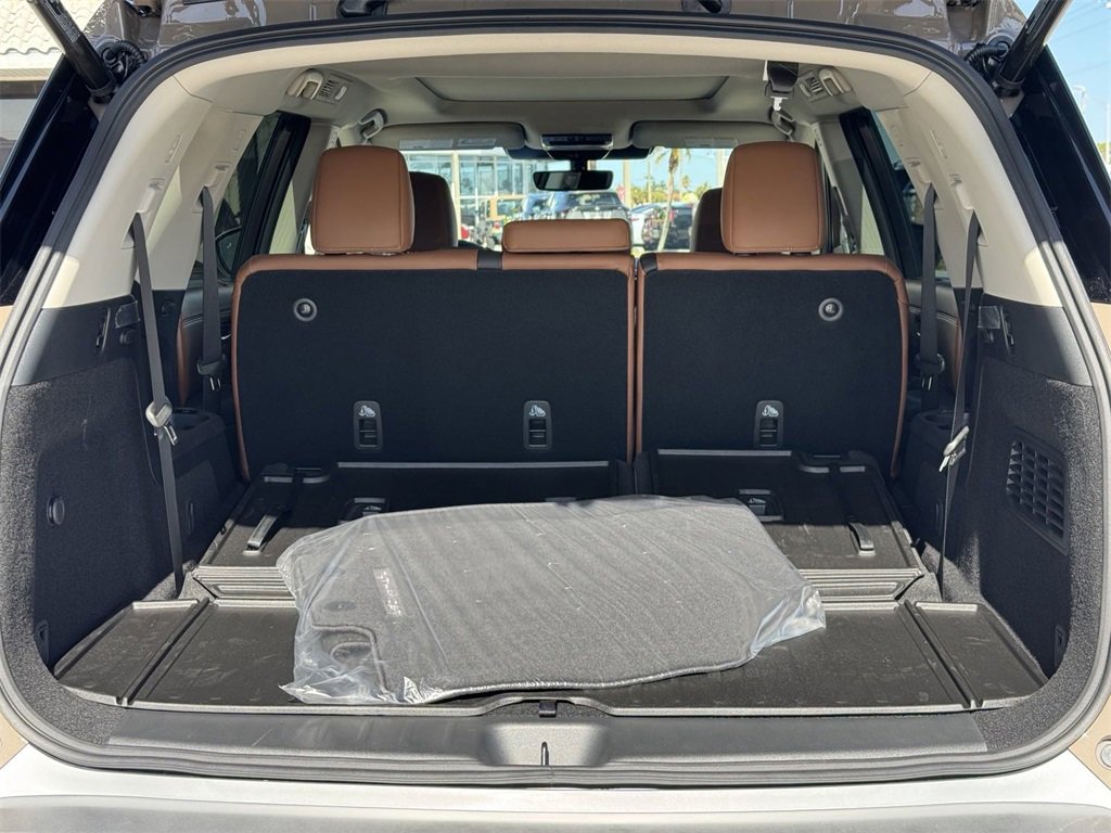 New 2025 Nissan Pathfinder Platinum w/ Black Appearance Package image 9