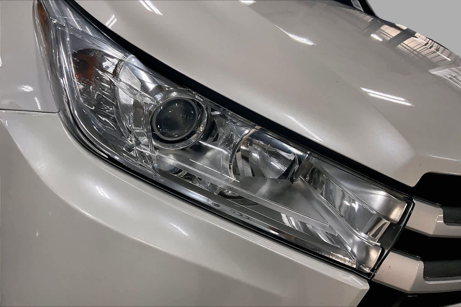Used 2019 Toyota Highlander XLE AWD/4WD image 28
