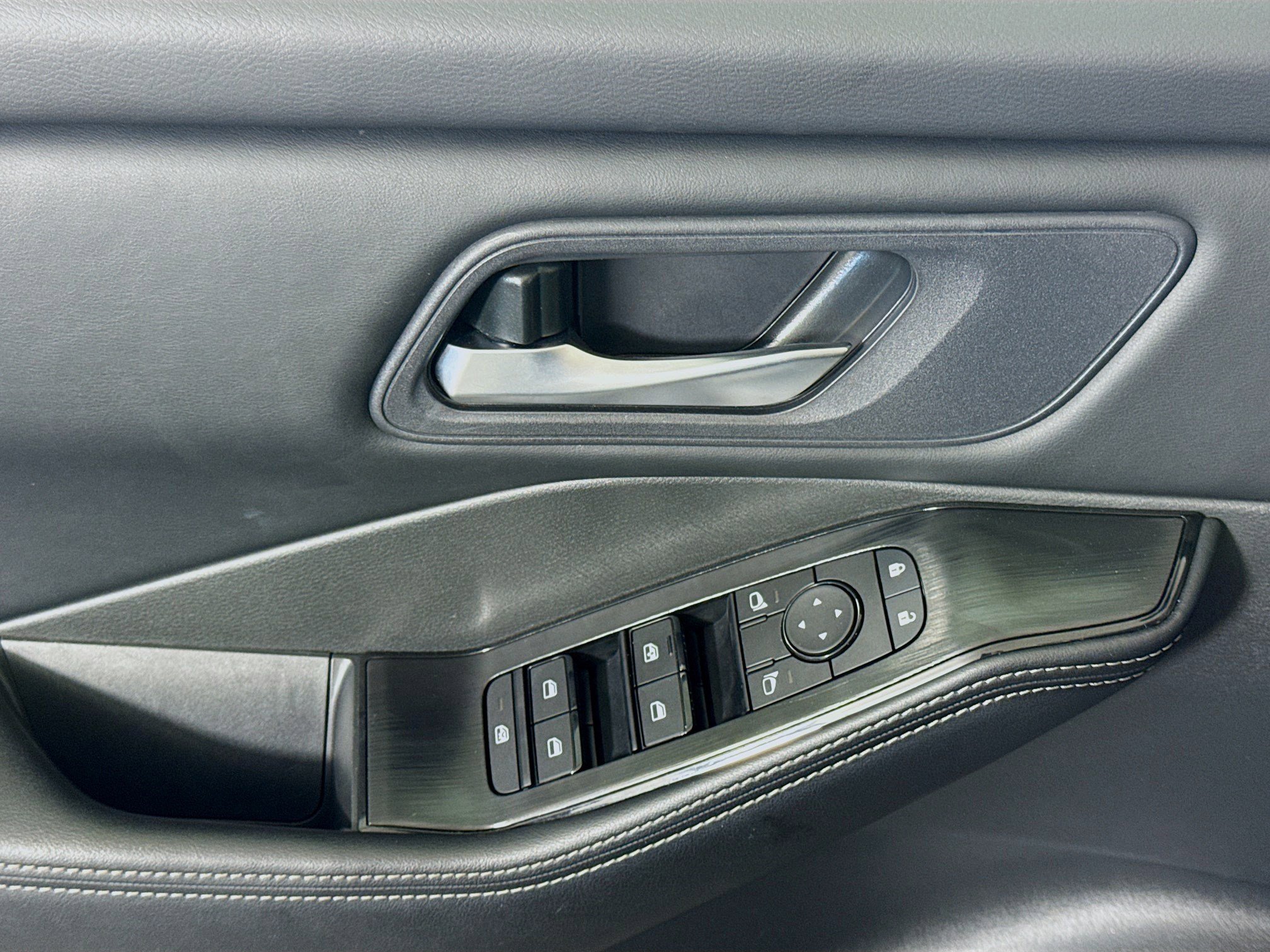 Used 2025 Nissan Rogue SV image 24