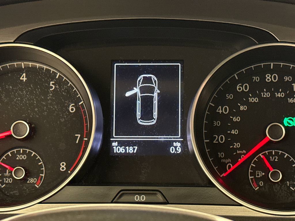 Used 2016 Volkswagen Golf S image 28