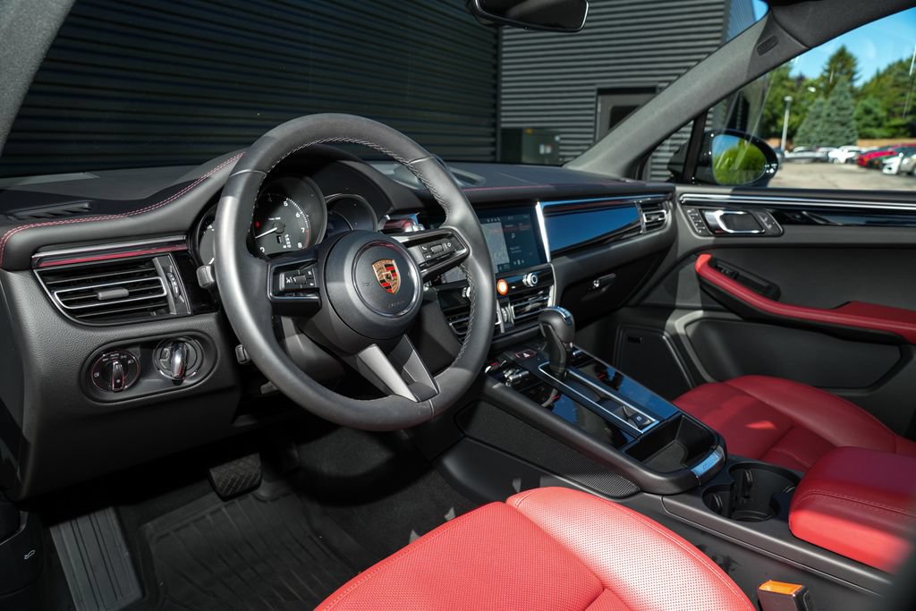 Certified 2026 Porsche Macan AWD/4WD image 4