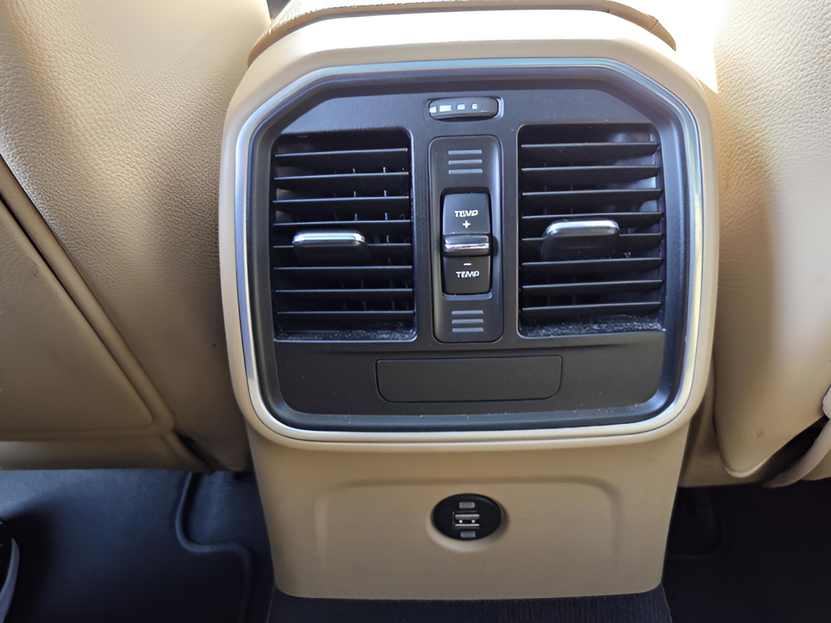 Used 2018 Porsche Macan Base image 11