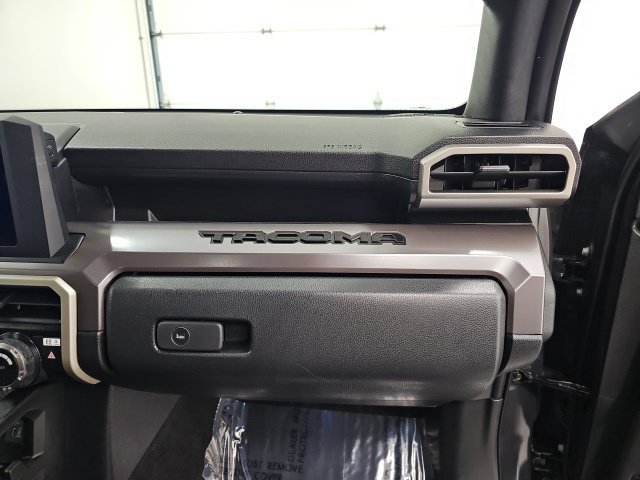 Certified 2025 Toyota Tacoma TRD Off-Road AWD/4WD image 38