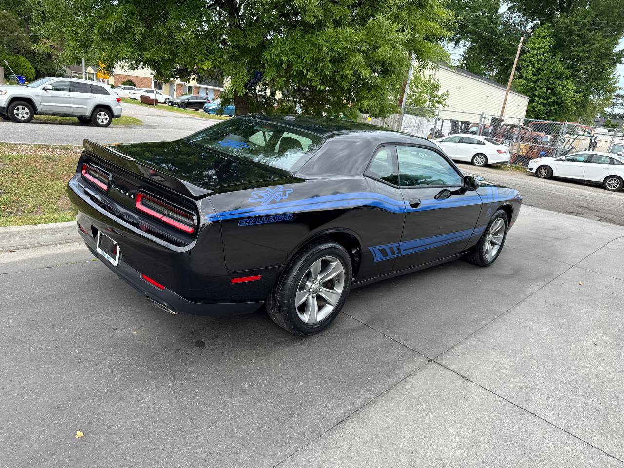 Used 2015 Dodge Challenger SXT RWD image 9