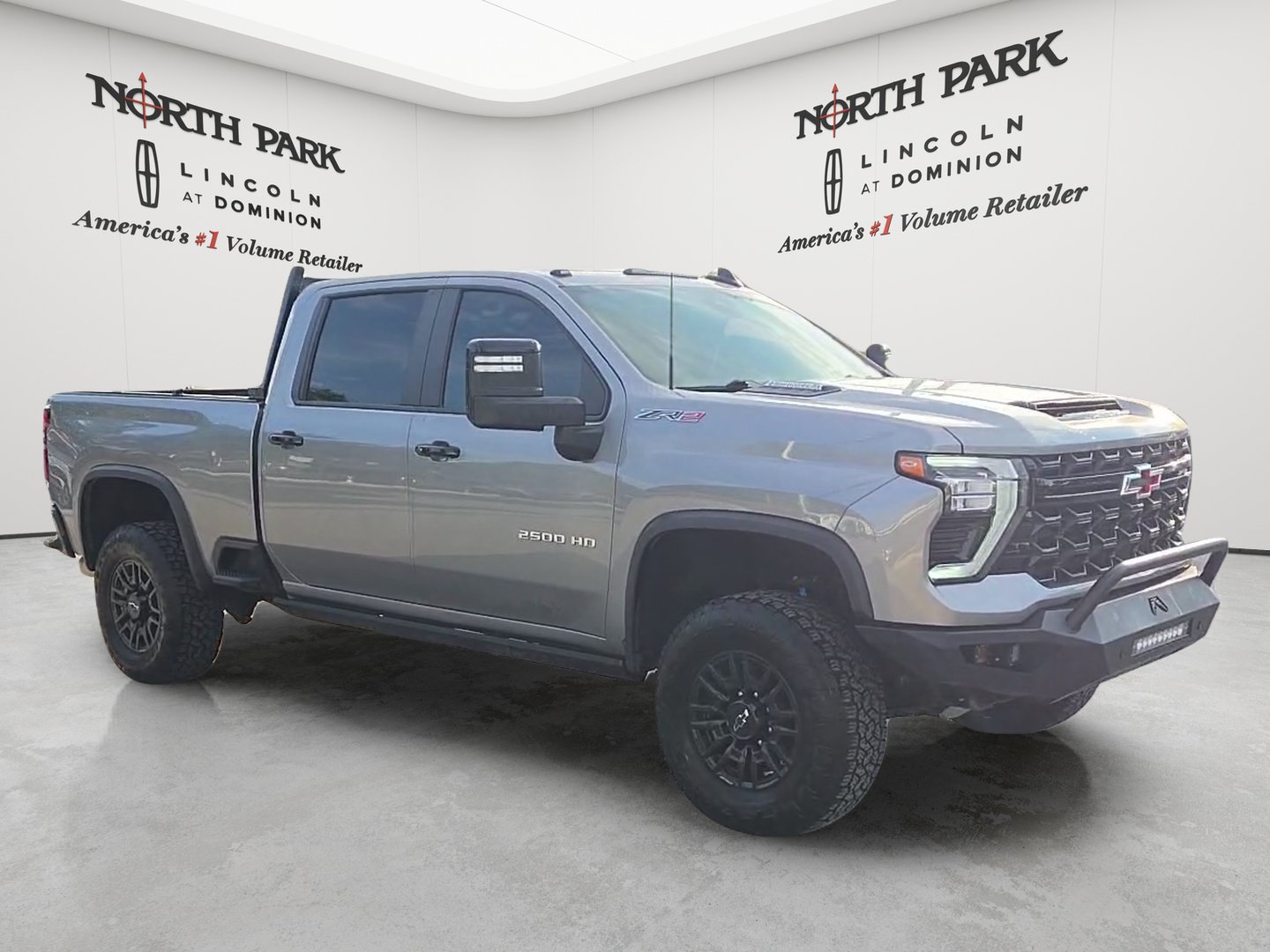 Used 2025 Chevrolet Silverado 2500 ZR2 w/ Technology Package AWD/4WD image 3