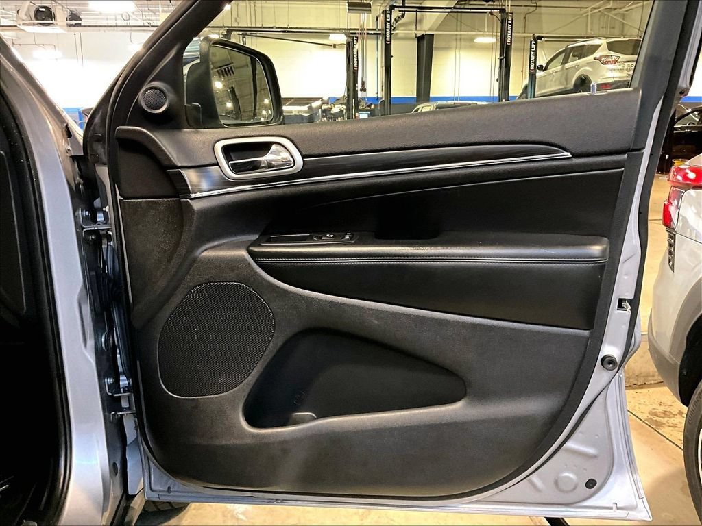 Used 2020 Jeep Grand Cherokee Limited w/ Premium Lighting Group AWD/4WD image 12