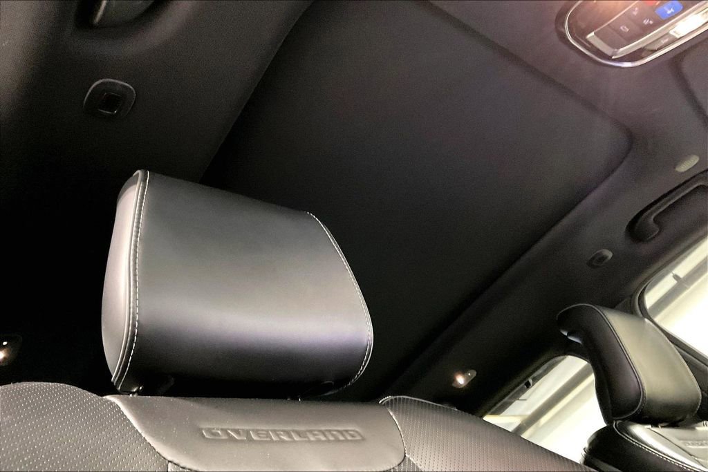 Used 2022 Jeep Grand Cherokee Overland w/ Adv Protech Group III image 20