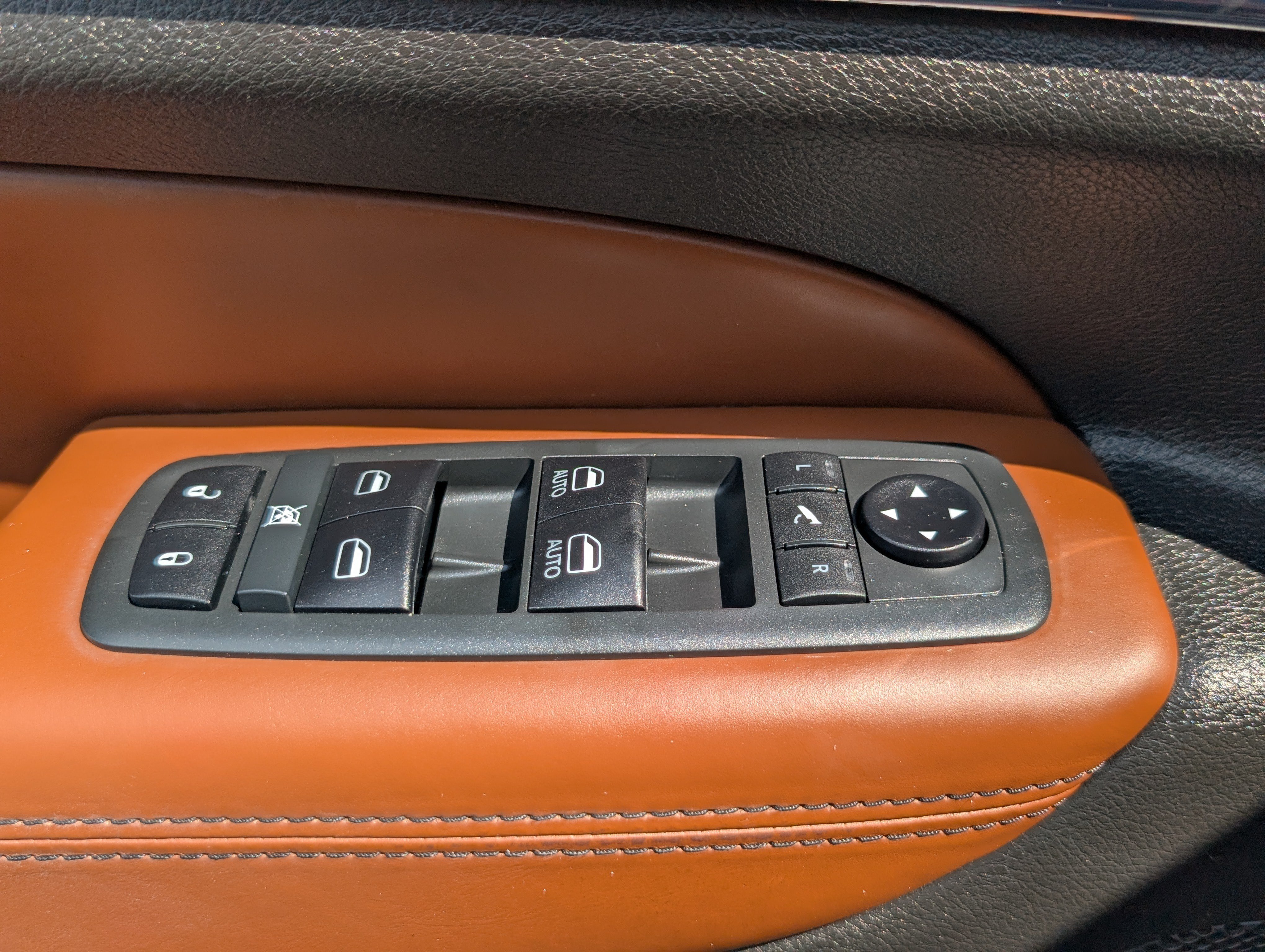 Used 2020 Jeep Grand Cherokee Overland AWD/4WD image 21