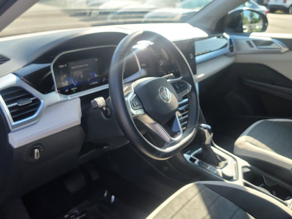 Used 2025 Volkswagen Taos SE AWD/4WD image 14