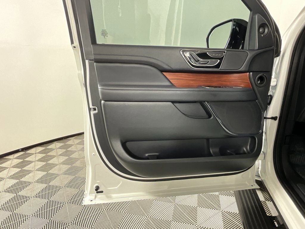 Used 2024 Lincoln Navigator Premiere image 17