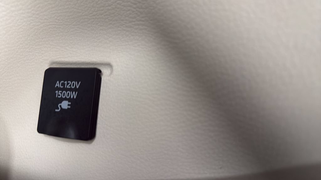 Used 2023 Toyota Sienna Limited AWD/4WD image 7