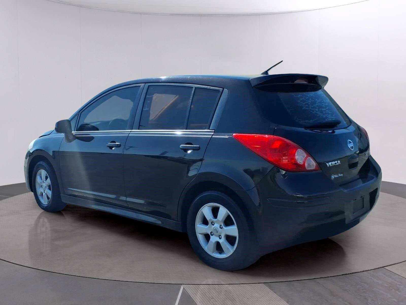 Used 2010 Nissan Versa Hatchback FWD image 3