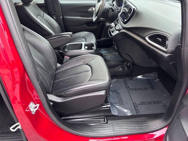 Used 2025 Chrysler Pacifica Select image 28