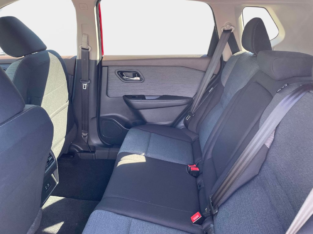 Used 2023 Nissan Rogue SV AWD/4WD image 16